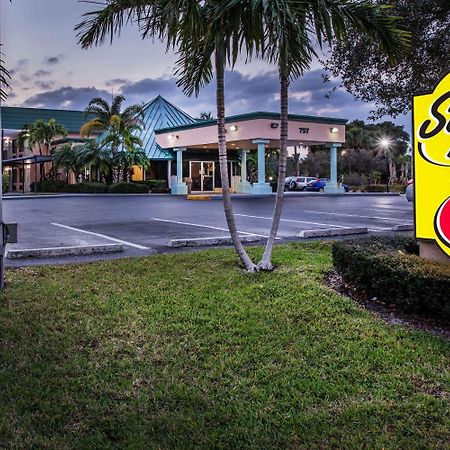 Super 8 By Wyndham North Palm Beach Eksteriør billede
