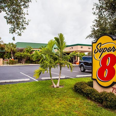 Super 8 By Wyndham North Palm Beach Eksteriør billede