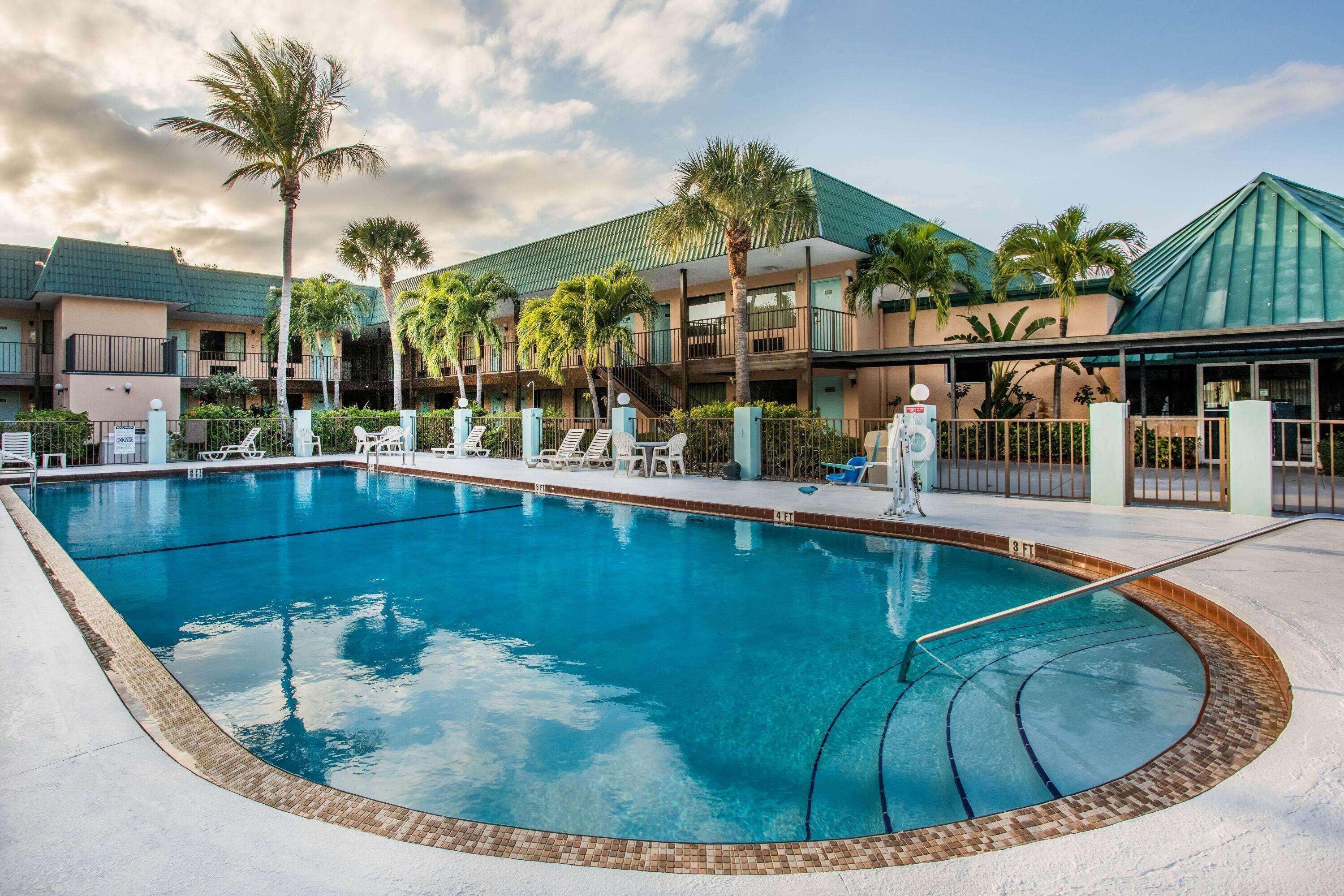 Super 8 By Wyndham North Palm Beach Eksteriør billede