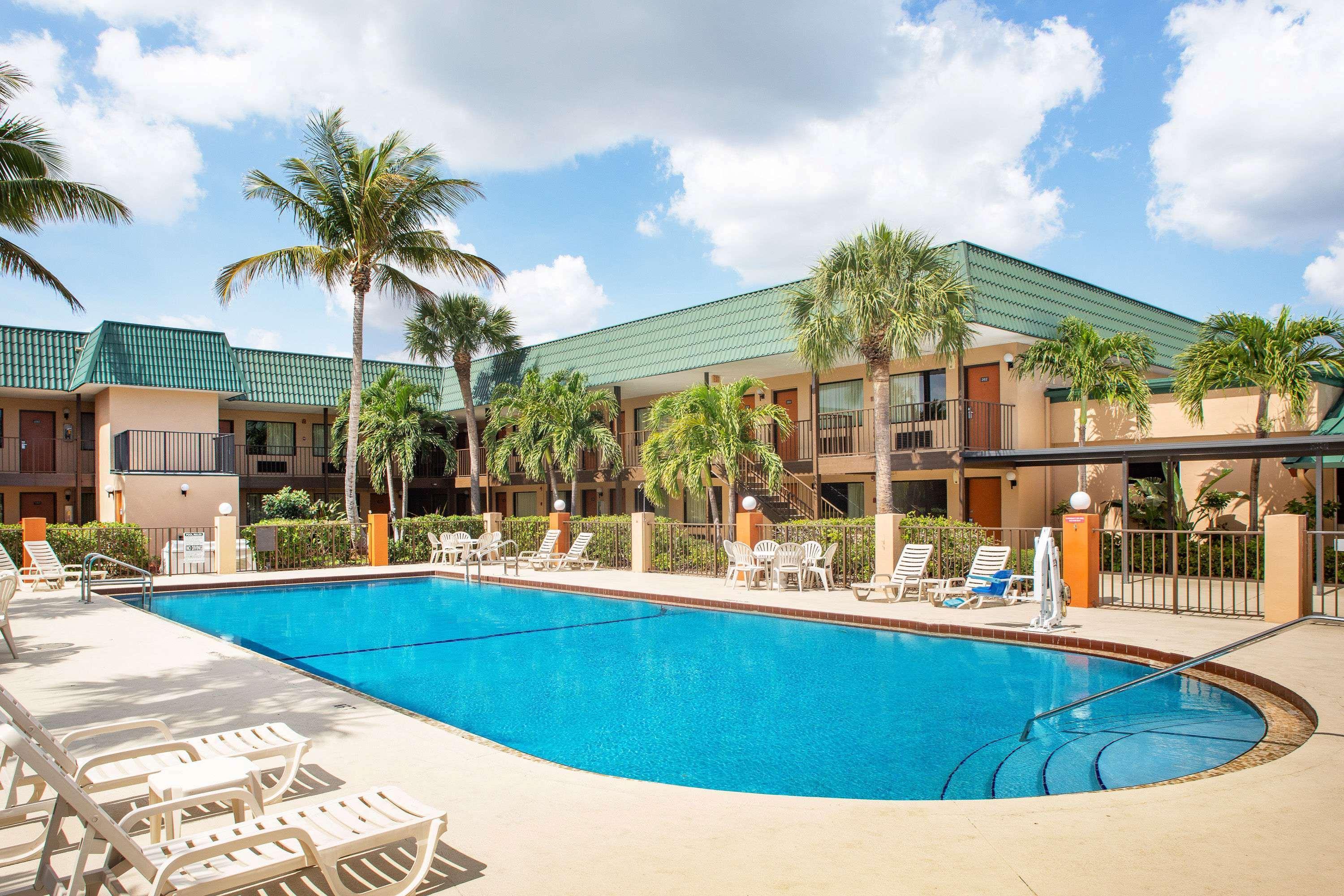 Super 8 By Wyndham North Palm Beach Eksteriør billede