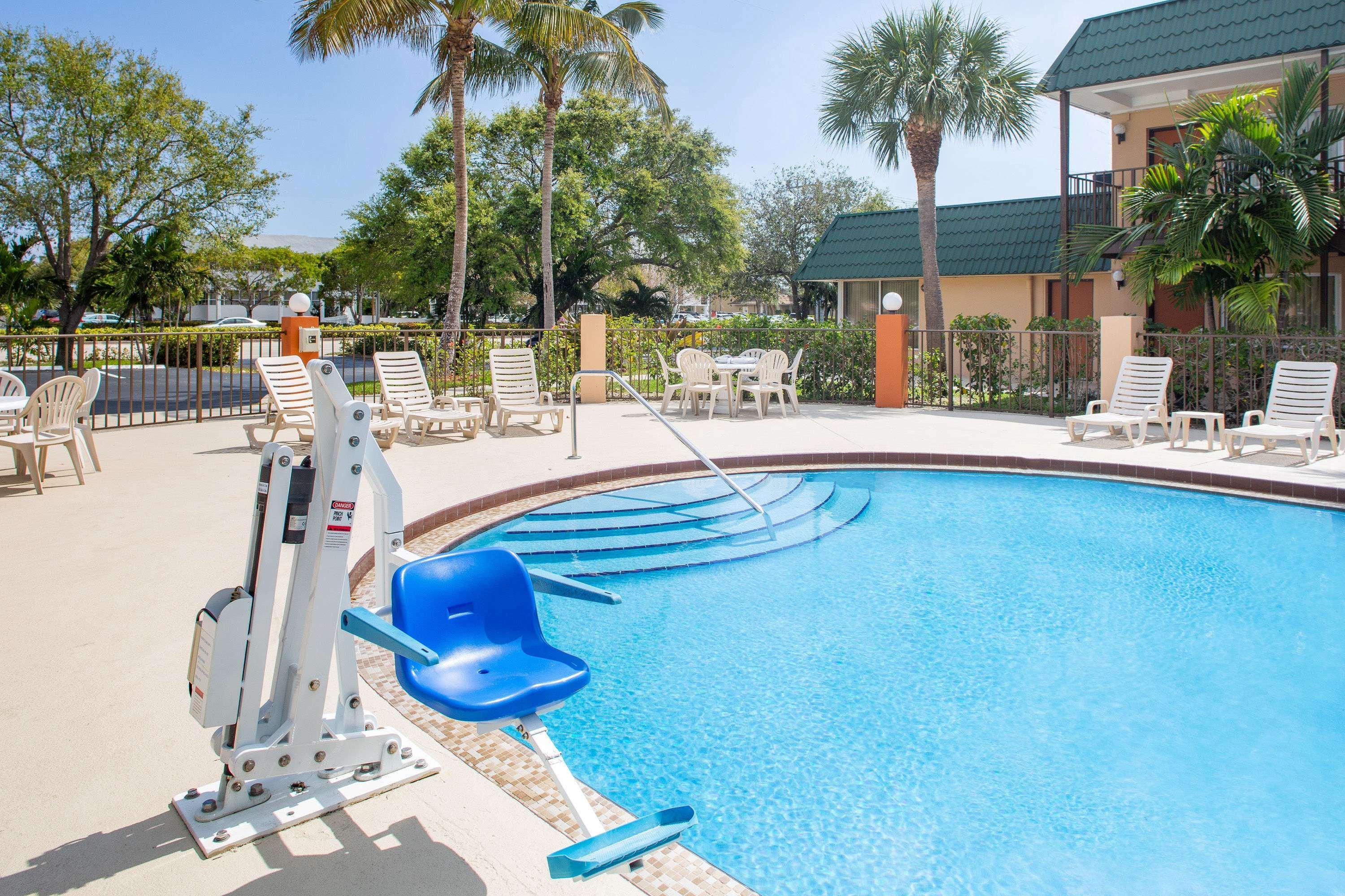 Super 8 By Wyndham North Palm Beach Eksteriør billede