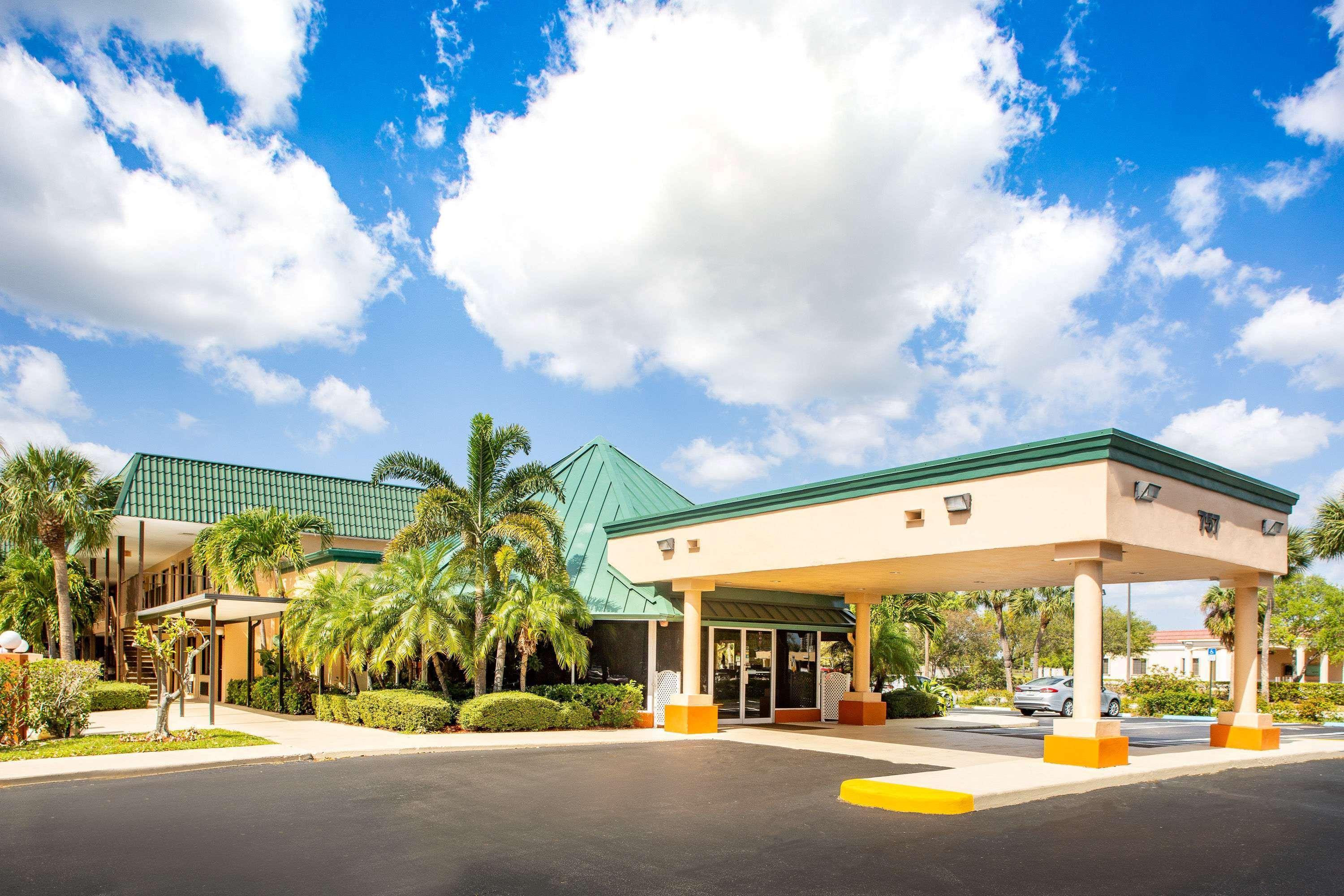 Super 8 By Wyndham North Palm Beach Eksteriør billede