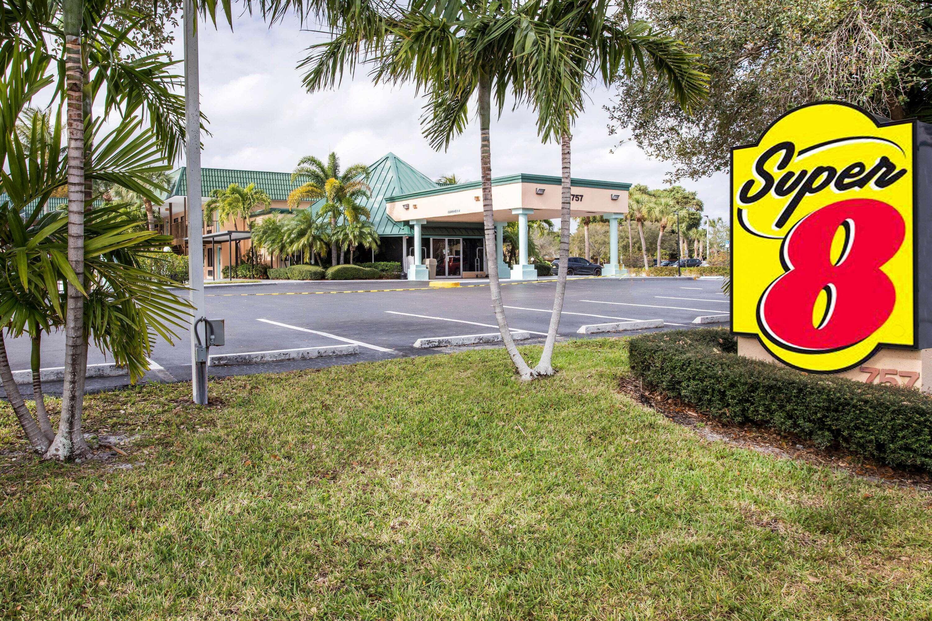 Super 8 By Wyndham North Palm Beach Eksteriør billede