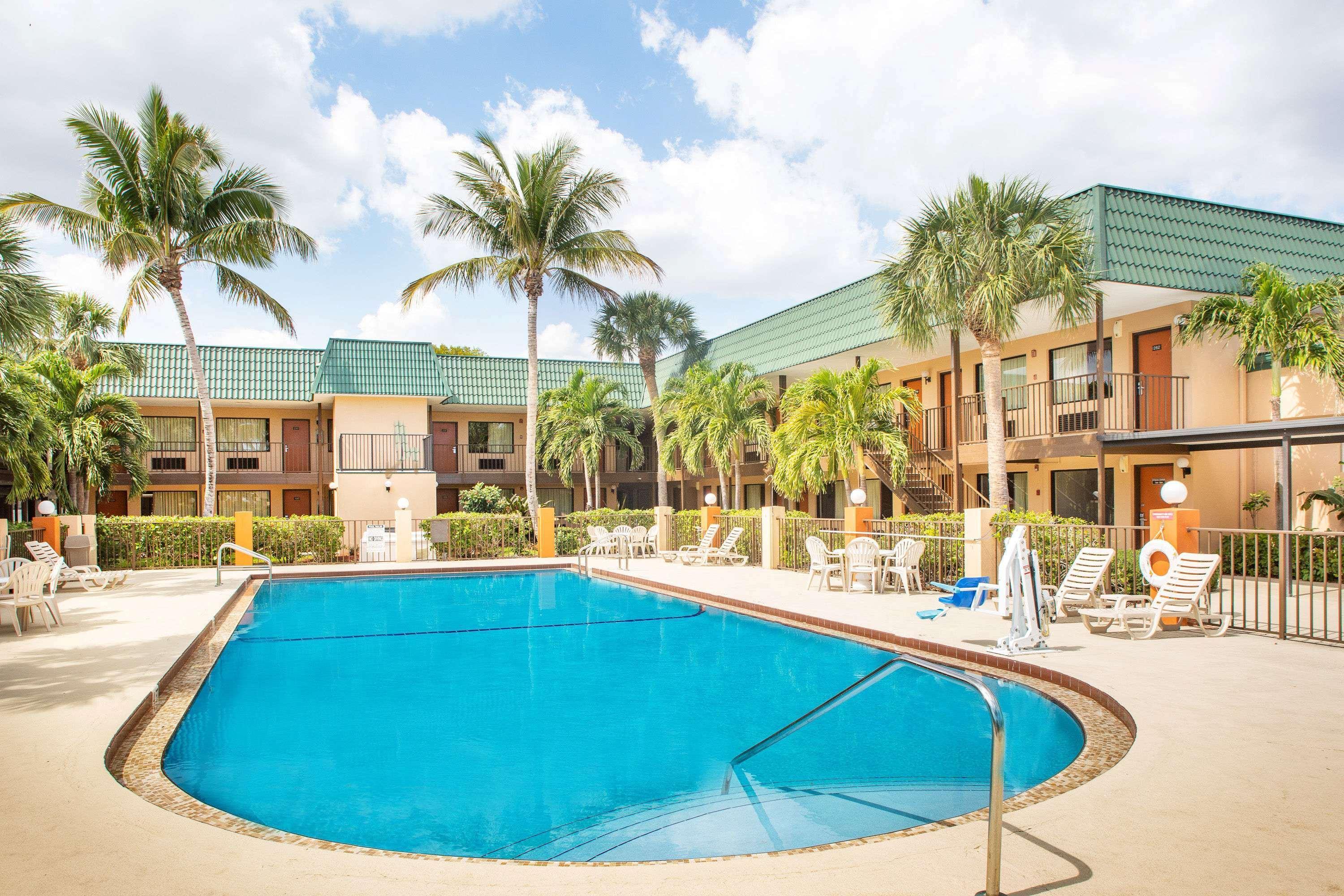 Super 8 By Wyndham North Palm Beach Eksteriør billede
