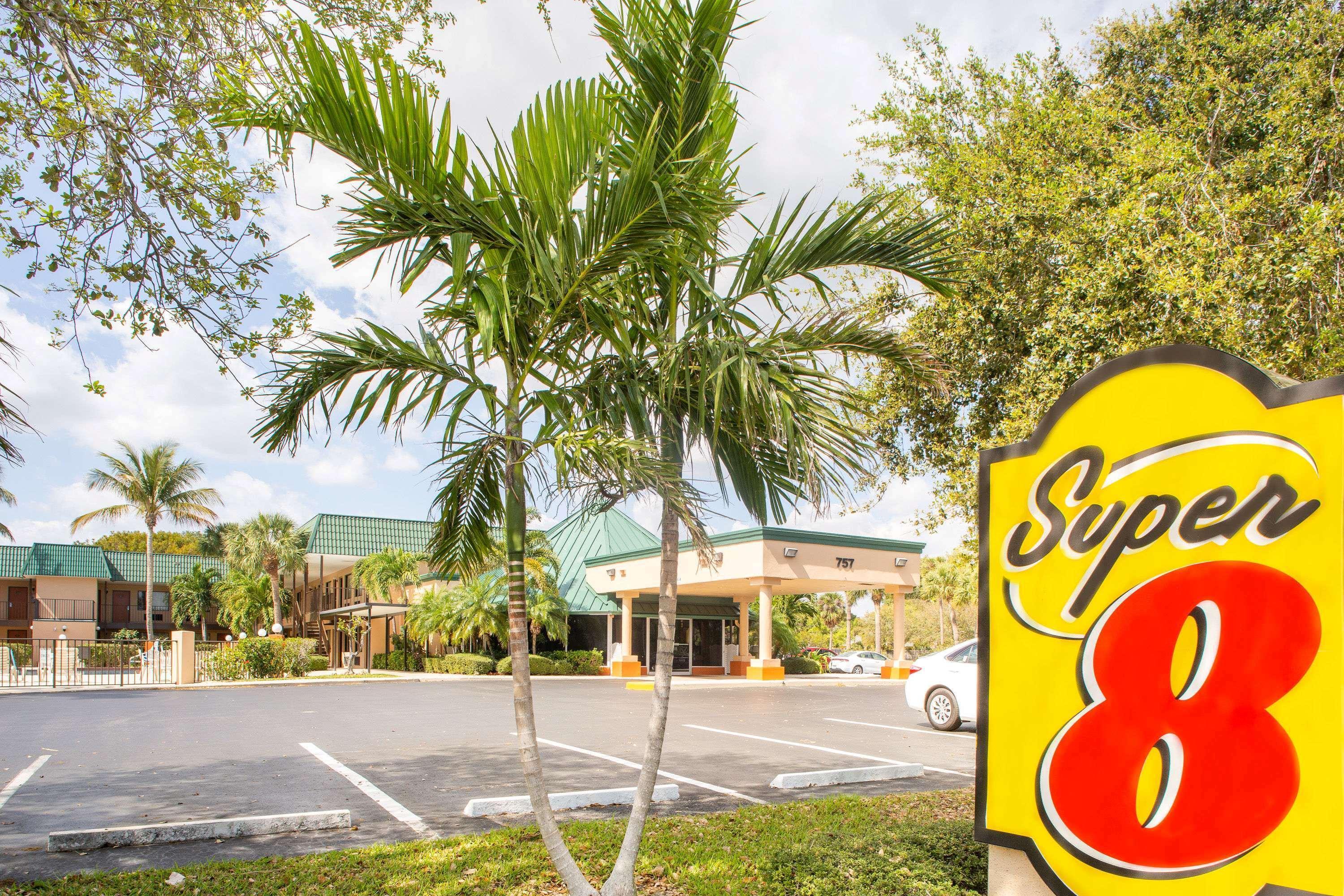 Super 8 By Wyndham North Palm Beach Eksteriør billede
