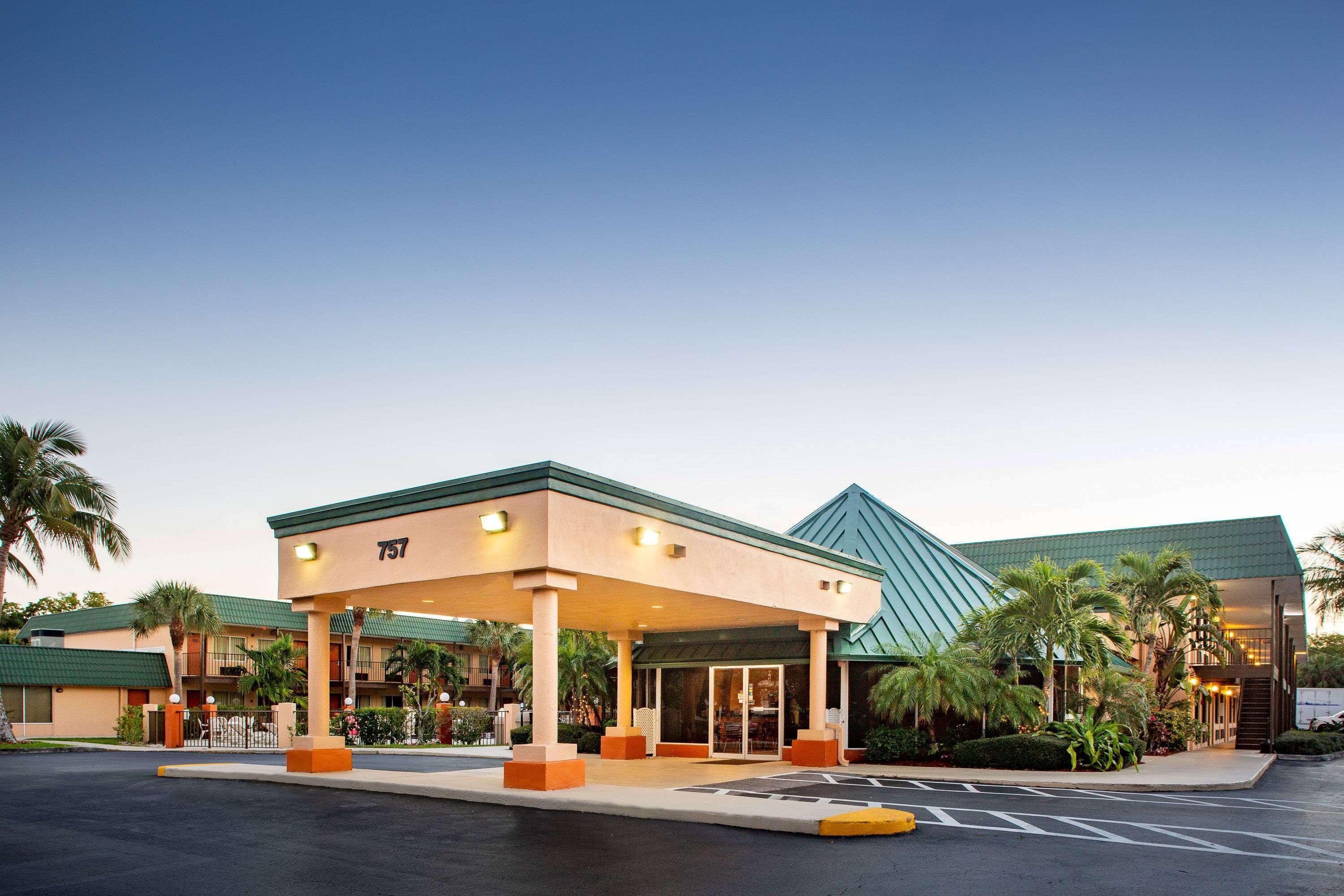 Super 8 By Wyndham North Palm Beach Eksteriør billede