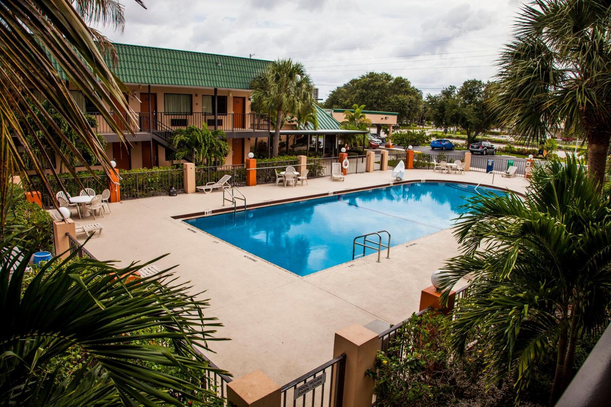 Super 8 By Wyndham North Palm Beach Eksteriør billede