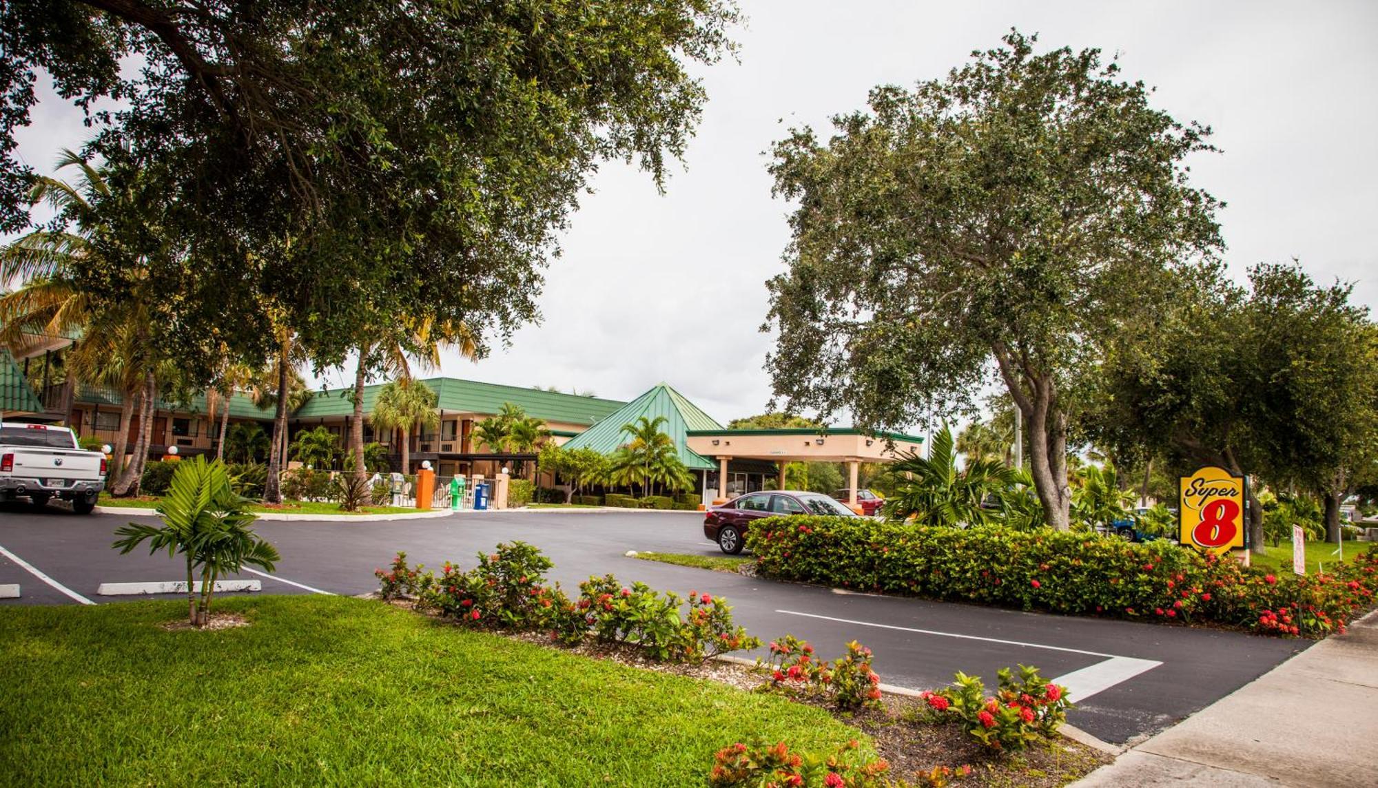 Super 8 By Wyndham North Palm Beach Eksteriør billede