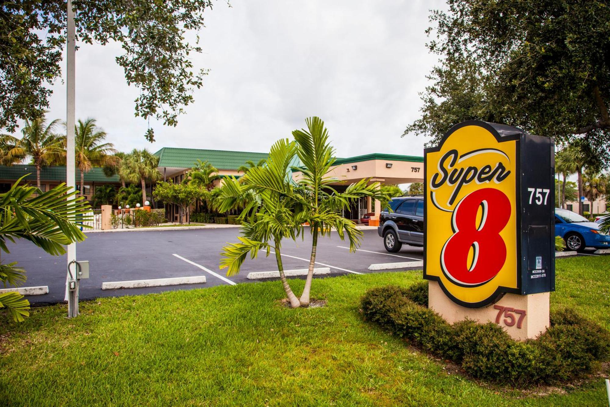 Super 8 By Wyndham North Palm Beach Eksteriør billede