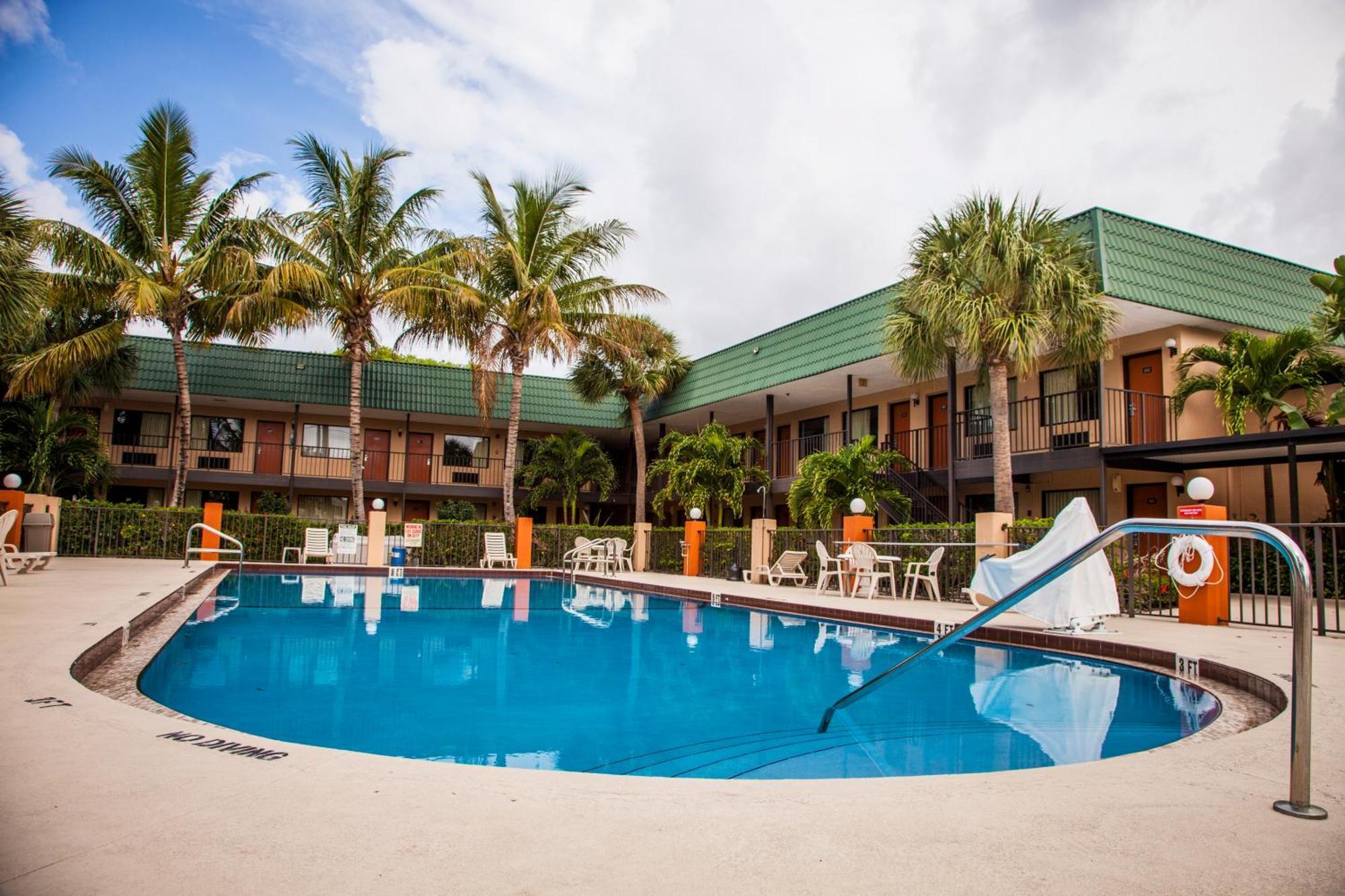 Super 8 By Wyndham North Palm Beach Eksteriør billede